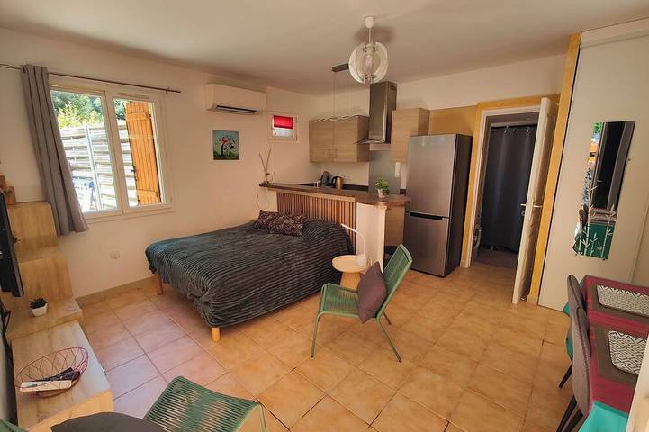 Entire apartment, Comfortable, air-conditioned studio with a private pool, a 5-minute drive from the ocean in Saint-Paul-de-Vence, Mediterranean Coast (France)