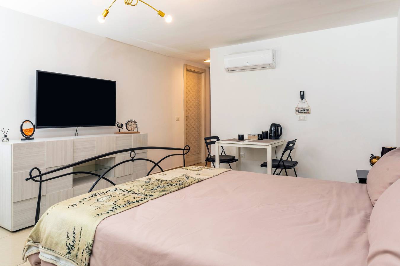 Habitación 'Il Mappamondo - Ensuite' con Wi-Fi y aire acondicionado in Catania, Provincia de Catania