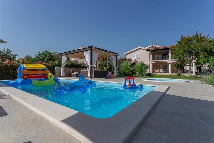 Villa pour 12 personnes, avec terrasse ainsi que vue et piscine à Tribunj - 3