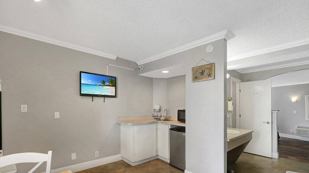 Ganze Wohnung, Pelican Pointe 422:Walk to Beach~Pool~Free Parking in Clearwater Beach, Clearwater