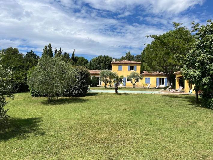 Location de vacances pour 10 personnes, avec vue ainsi que piscine et terrasse à Simiane-Collongue