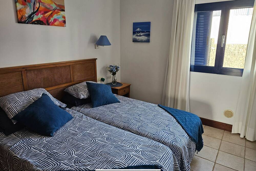 Villa con piscina privada y vistas espectaculares al mar ya la montaña in Puerto Calero, Yaiza