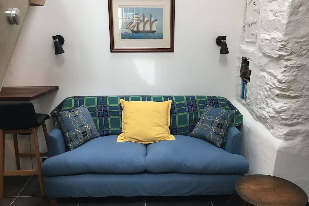 Quirky cottage for two near coastal footpath at Borth y Gest in Borth-y-Gest, Snowdonia