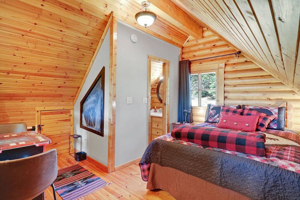 Bearless Whisper, a Beautiful Romantic Cabin Located Under a Mile from Soaky Mountain Water Park!! in Sevierville, Sevier County