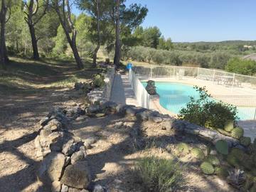 Gîte pour 4 personnes, avec vue ainsi que piscine et jardin, animaux acceptés à Paradou
