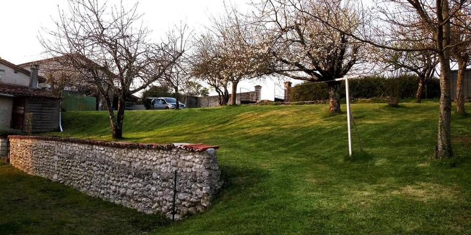 Location de vacances pour 4 personnes, avec vue ainsi que piscine et jardin à Nanteuil-Auriac-de-Bourzac - 3