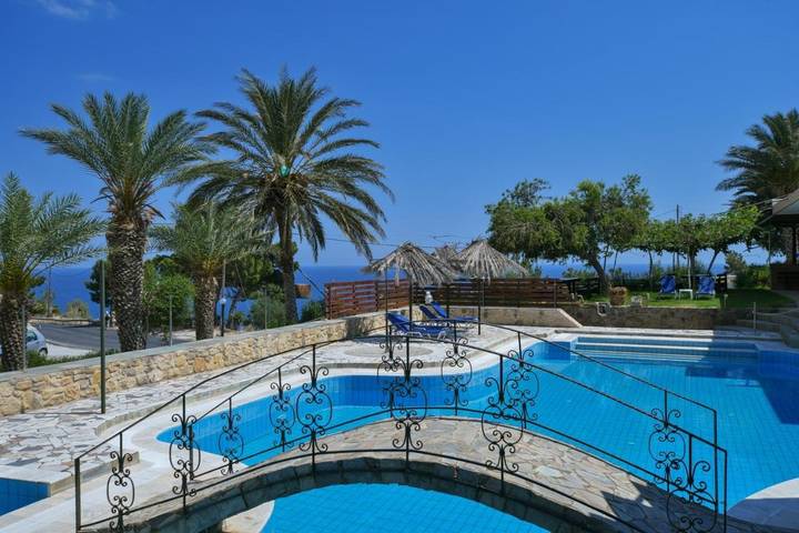 Apartahotel para 5 personas, con Balcón y Terraza además de Jardín y Piscina en Creta