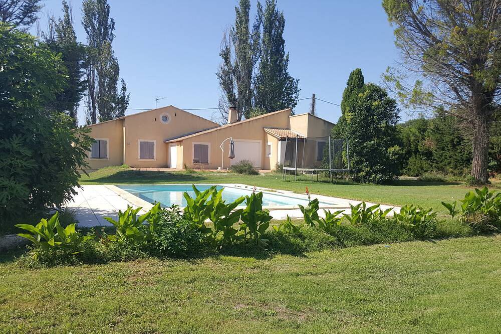 Loue maison avec grand terrain au calme  avec piscine à 10 min d'Avignon in Pujaut, Région de Nîmes