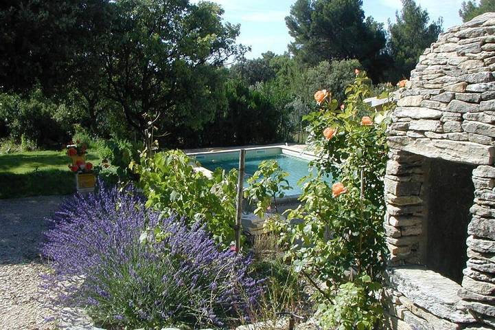 Gîte classé *** Climatisé,110m2,très calme ,arboré, piscine ,pool house équipé in L'Isle-sur-la-Sorgue, Vaucluse