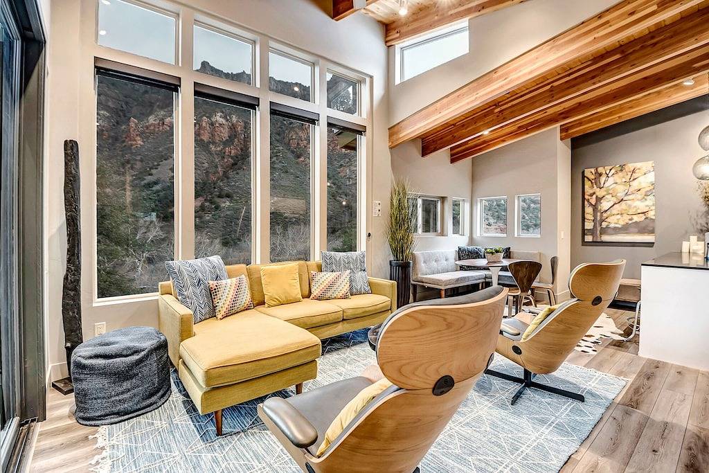 Experience luxury at Sedona Canyon Terrace, a 2Br retreat with stunning canyon views. in Oak Creek Canyon