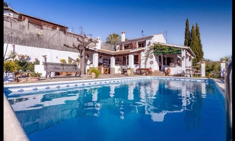 Apartamento para 8 personas, con piscina además de jardín y vistas, Se admiten mascotas en Iznájar