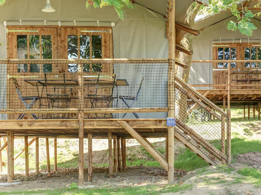 Flower Camping Le Conleau - Tente en toile et en bois 4 personnes - Cabane Lodge Bois sur pilotis Standard 38m² (2 chambres) dont terrasse couverte de 8m² in Vannes, Côte des Mégalithes