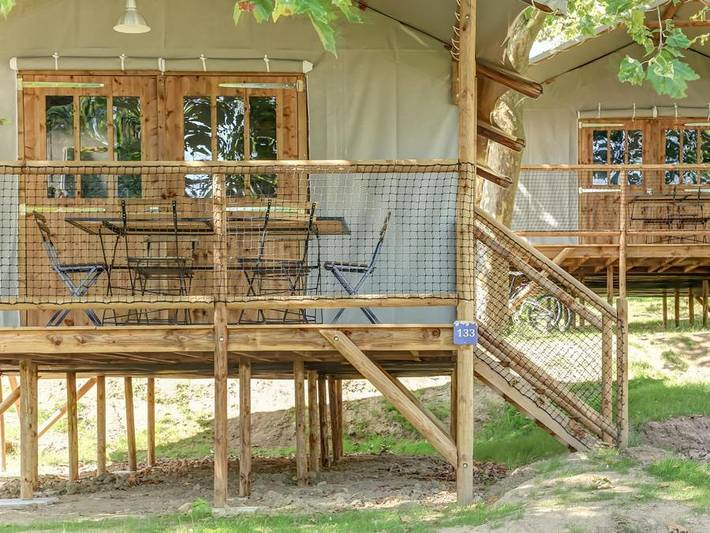 Flower Camping Le Conleau - Tienda de lona y madera 4 personas - Cabane Lodge Bois sur pilotis Standard 38m² (2 habitaciones) incluida terraza cubierta de 8m². in Vannes, Côte des Mégalithes