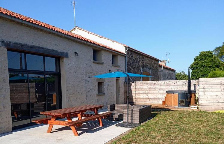Location de vacances pour 12 personnes, avec Jacuzzi ainsi que Terrasse et Jardin à Bonnes