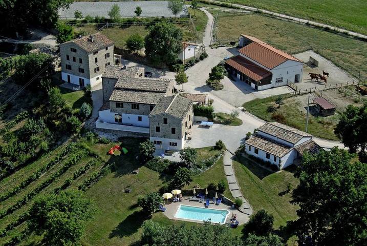 Agriturismo per 2 persone, con Terrazza e Giardino nonché Piscina e Panorama a Pergola