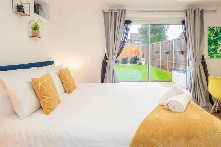 Appartement entier, Studio lumineux avec jardin, parking gratuit et WiFi in Luton, Chiltern Hills