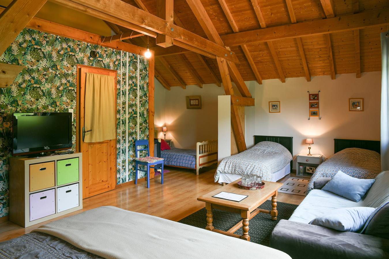 Chambre d'hôtes 'Arc En Ciel' avec vue sur la montagne, piscine partagée et Wi-Fi in Loisieux, Région de Chambéry