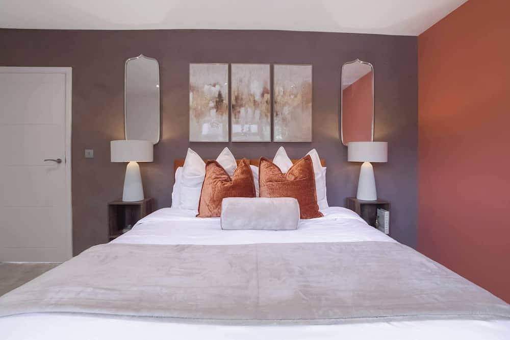 Stylish 3-Bed House, Driveway Parking & Garden in Stevenage, Hertfordshire