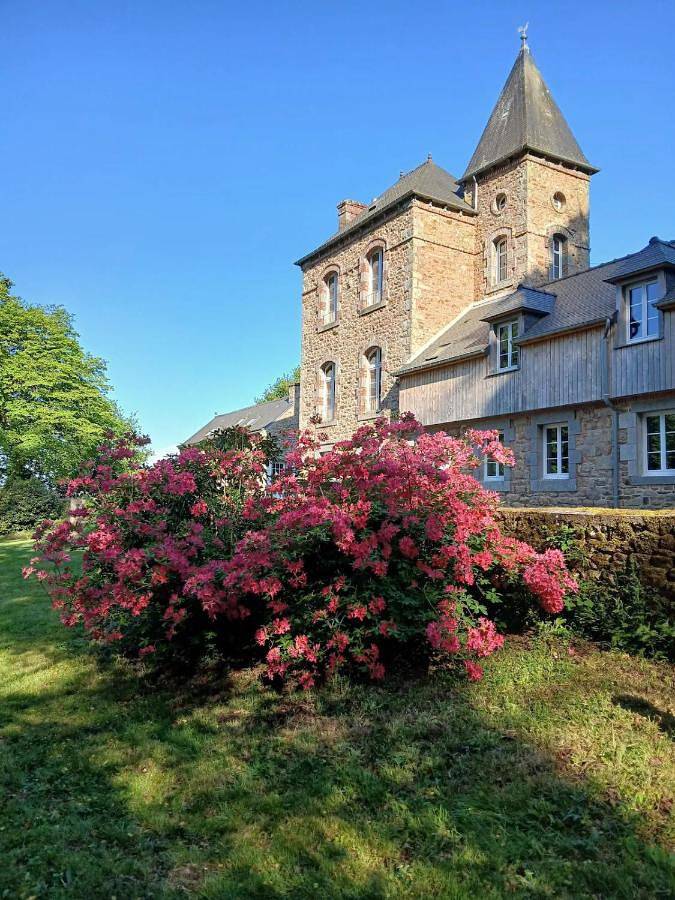 Location de vacances pour 8 personnes, avec Terrasse ainsi que Jardin et Vue dans Lanrodec