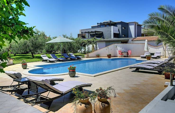 Ferienwohnung für 2 Personen, mit Terrasse und Garten sowie Pool in Medulin