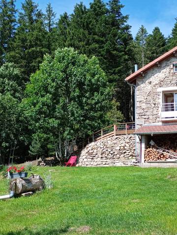 Gîte pour 6 personnes, avec balcon et jardin à Saint-Anthème