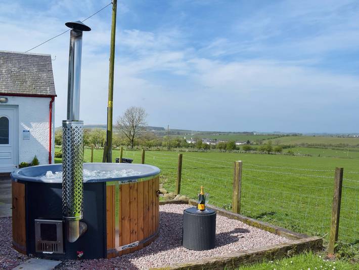 Log cabin for 8 people, with garden in Ayrshire