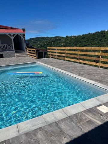 Gîte pour 3 personnes, avec piscine et terrasse à Saint-Esprit (homonymie)