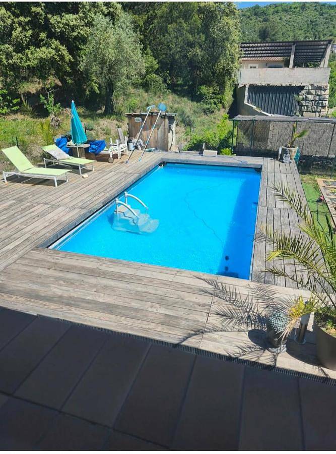 Location de vacances pour 4 personnes, avec vue ainsi que piscine et jardin à Saint-Brès