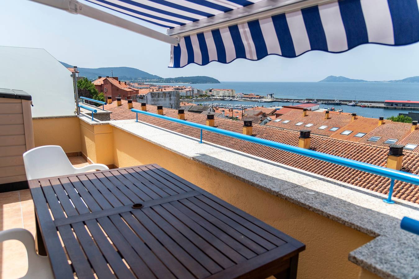 Apartamento entero, Apartamento 'Mirador Da Ria' con vistas al mar, piscina compartida y Wi-Fi in Puerto del Son, Rias Baixas