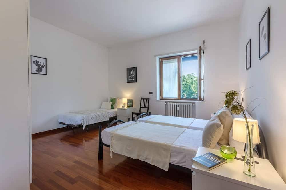 Ganze Wohnung, Guesthost - Comfortable 80 sqm apartment that can accommodate up to 7 people located on the third floor of a building without a lift.The property is located in the center of Ferrara just outside the eastern walls, a few steps from Corso della Giovecca.Th in Ferrara, Ferrara Provinz