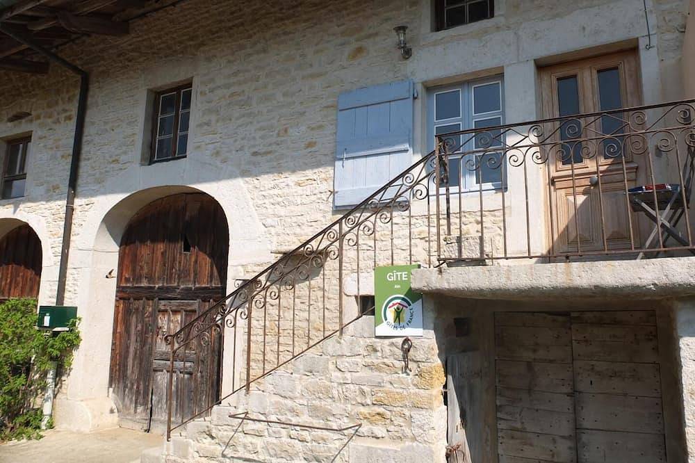 Maison Joly - Hautecourt Romaneche in Hautecourt-Romanèche, Jura Francais