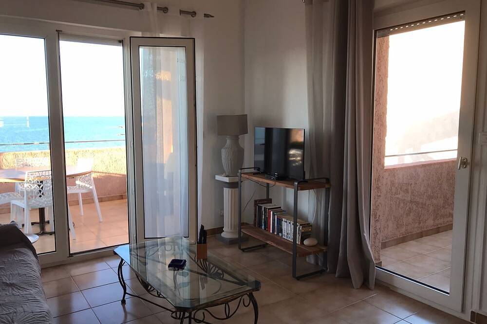 Apartamento entero, 3 habitaciones en casa en el agua, con vistas al mar y las rocas in Sant Ambroggio, Lumio