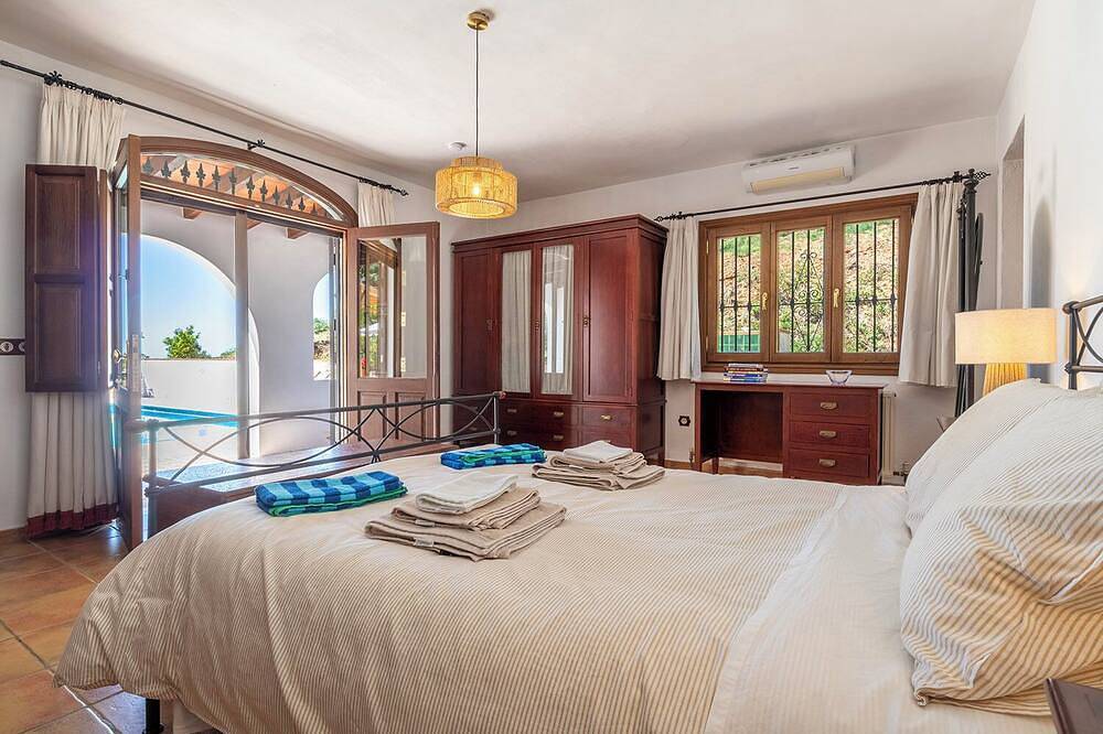 Luxury villa for 7 guests, pool and sea view with 3 acres of almond grove in Casabermeja, Provincia de Málaga