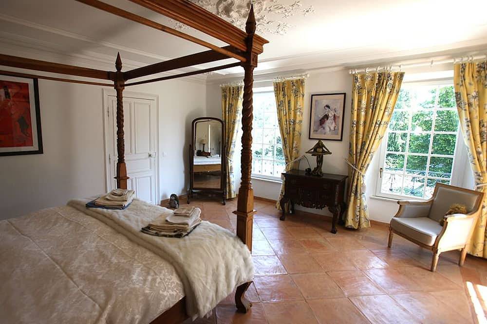 Manoir de luxe au coeur de l'Aveyron rural en bordure d'un petit village in Lacroix-Barrez, Aveyron