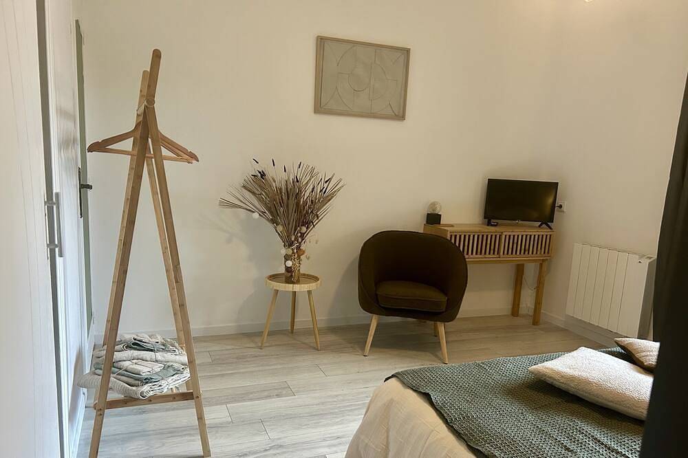 Double or Twin-Deluxe-Ensuite-Pool view in Plassac, Blaye region