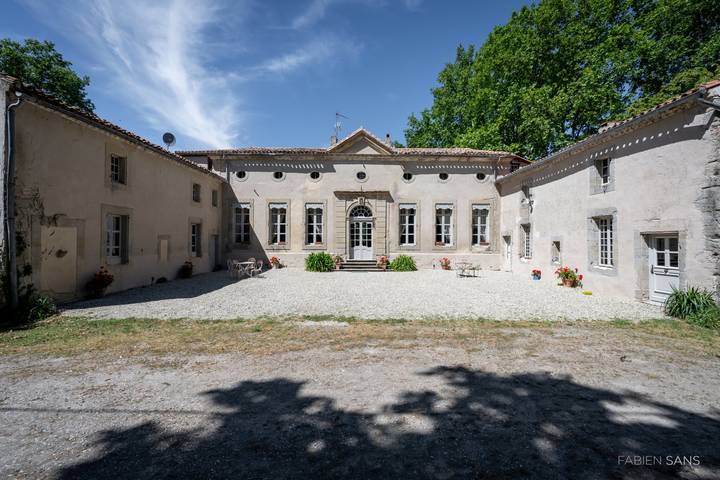 Gîte pour 9 personnes, avec jardin ainsi que piscine et terrasse, animaux acceptés