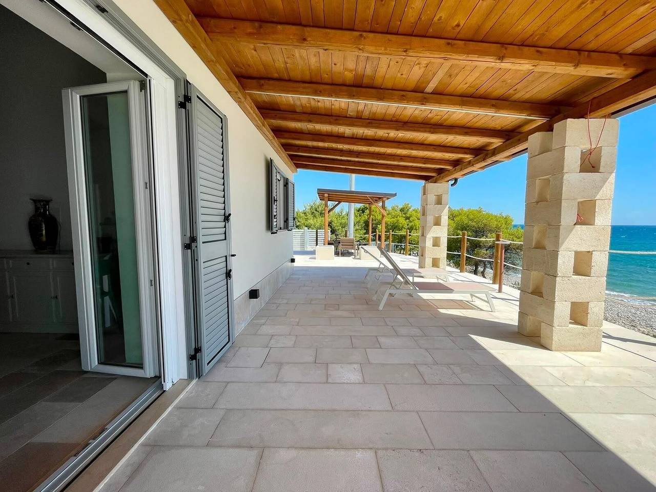 Apartamento entero, Apartamento 'Cala Galatea 2' con vistas al mar, terraza privada y Wi-Fi in Roseto Capo Spulico, Golfo de Tarento