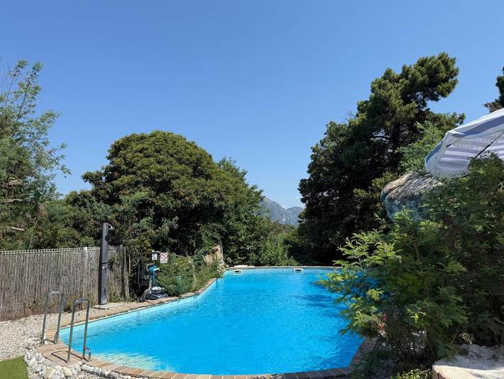 Gîte pour 4 personnes, avec Jacuzzi et Terrasse ainsi que Jardin et Piscine à Berre-les-Alpes