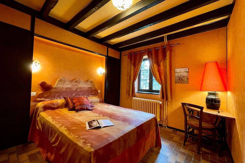 Tranquil Getaway: Cozy Home with Forest Views, Fireplace, and Family Amenities in Queyrières, Massif Central