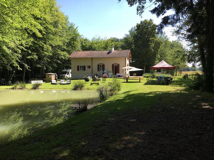 Gîte pour 10 personnes, avec Terrasse et Jardin à Champcevrais