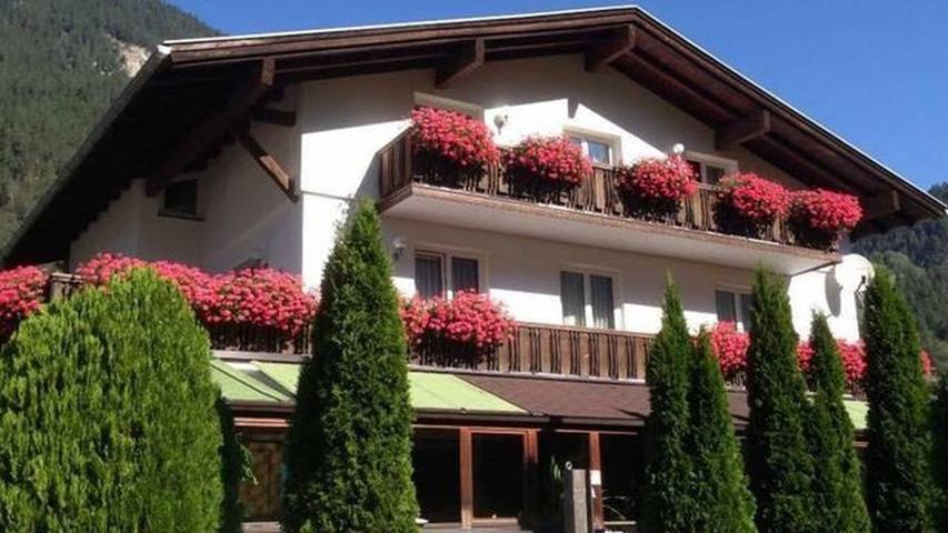 Ferienwohnung für 10 Personen, mit Ausblick und Garten in Tösens