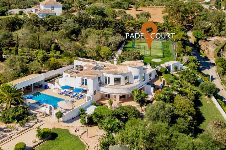 Villa für 10 Personen, mit Balkon und Whirlpool sowie Terrasse und Garten
