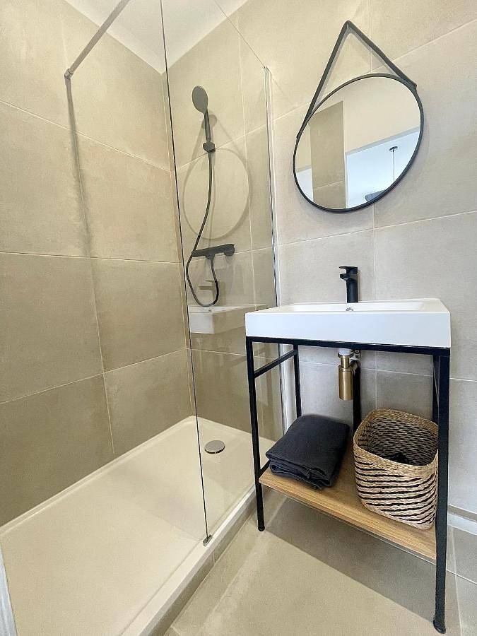Appartement entier, One-Bedroom Apartment in Toulon, Côte méditerranéenne (France)