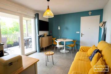 Gîte pour 4 personnes, avec terrasse et piscine dans Plage de la Farinette