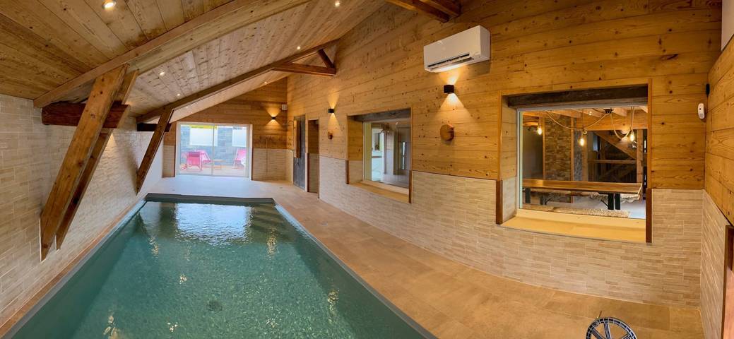 Gîte pour 15 personnes, avec Terrasse ainsi que Jardin et Piscine