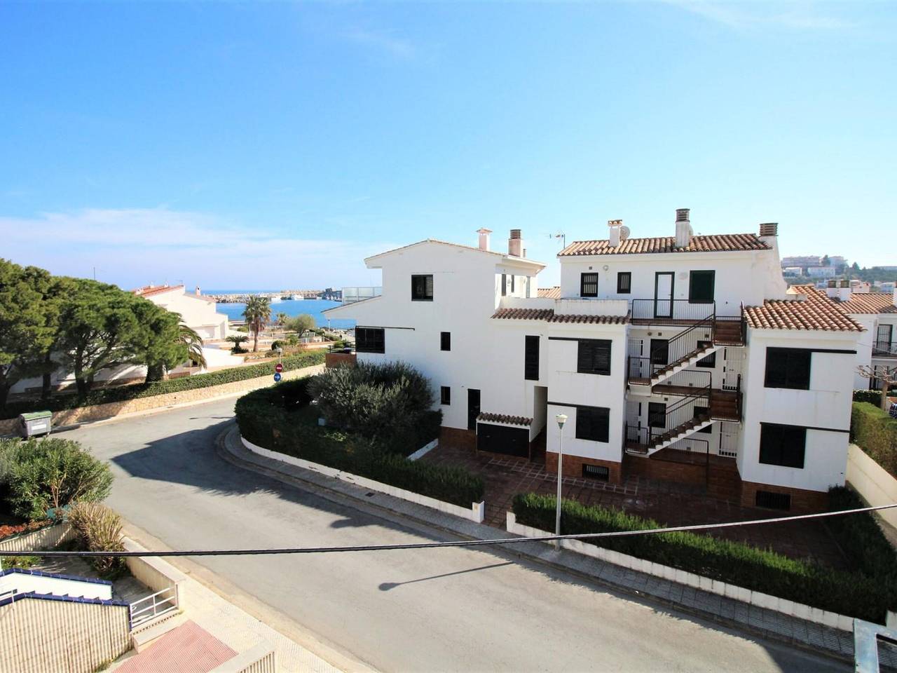 Ganze Wohnung, Helles Penthouse mit großen Terrassen, nah am Strand, Wlan, Parkplatz, renoviert in Llanca, Oberampurien