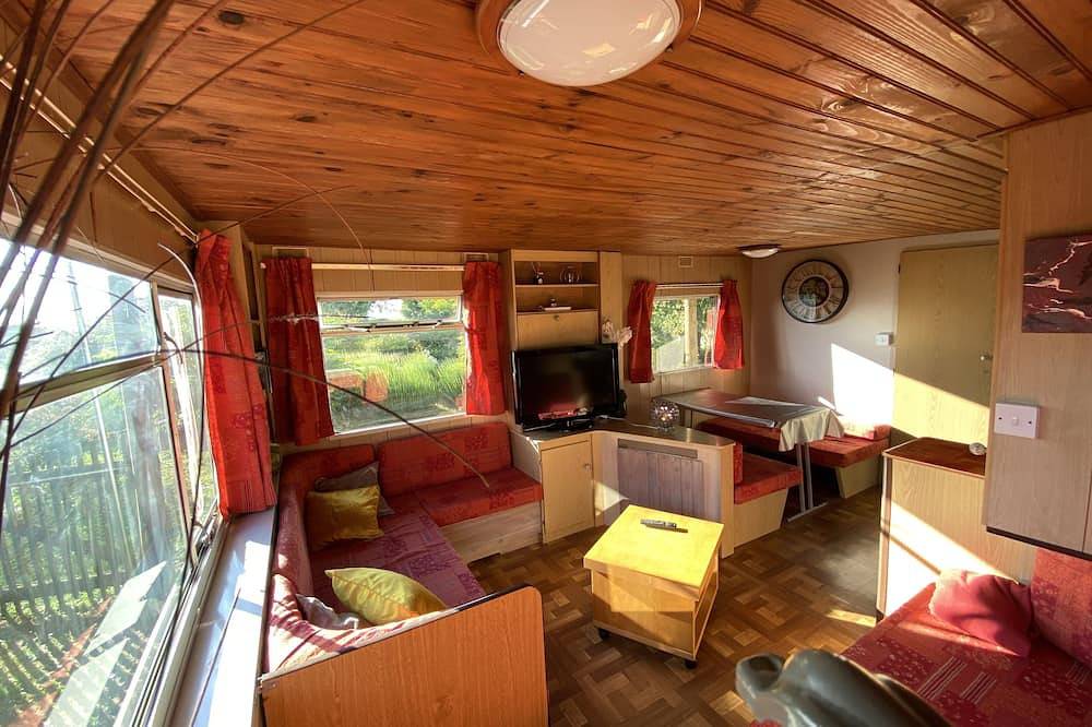 Mobil Home sous abris en bois au calme à la ferme in Josnes, Région de Blois