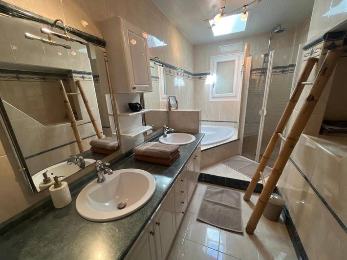 Gîte pour 2 personnes, avec vue et terrasse ainsi que jardin et piscine à Crémieu - 4