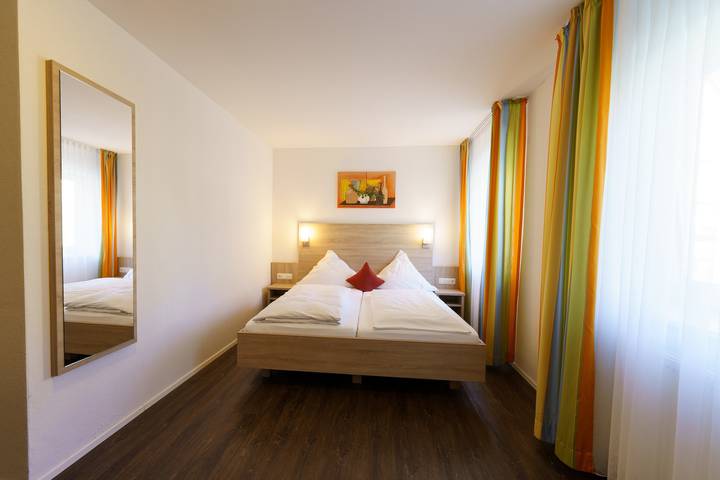 Pension Comberg - Gasthaus Schwarzer Adler - Doppelzimmer "Standard" mit Frühstück in Colmberg, Romantische Straße
