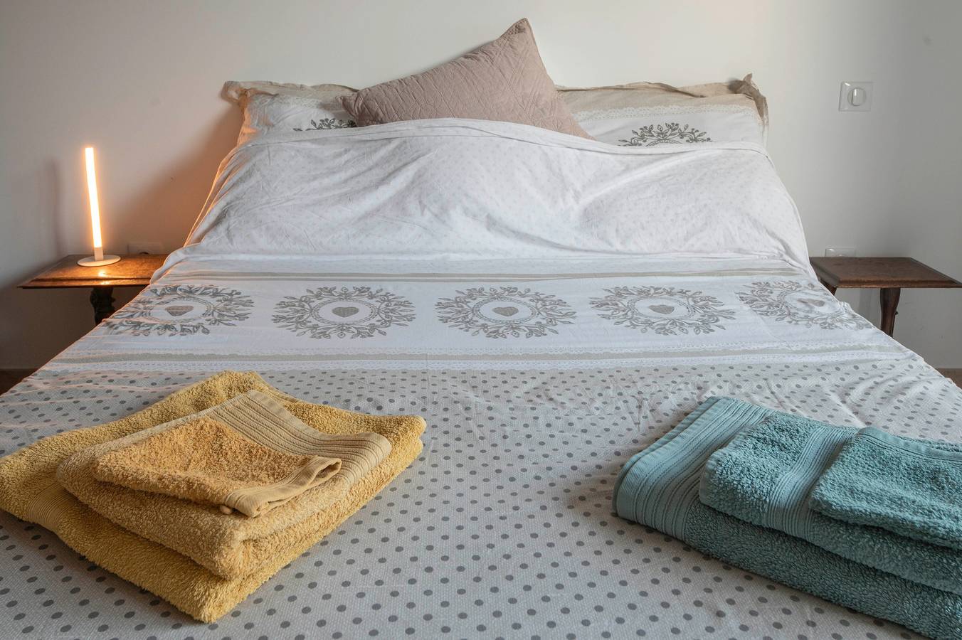 Bed and Breakfast 'Chambre 2' with Mountain View, Shared Pool and Wi-Fi in Aléria, Corte region